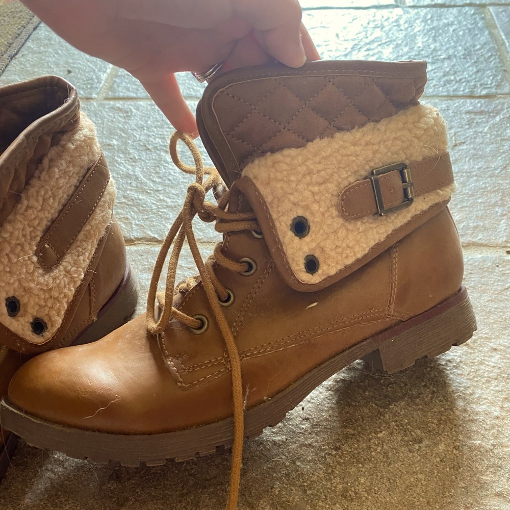 Neutral color booties with fur